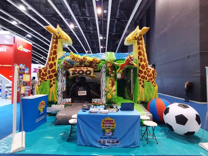 Leisure Activities® prináša zoo na IAAPA EXPO ASIA s úžasným 4-metrovým nafukovacím skákacím hradom Leisure Activities® prináša zoo na IAAPA EXPO ASIA s úžasným 4-metrovým nafukovacím skákacím hradom